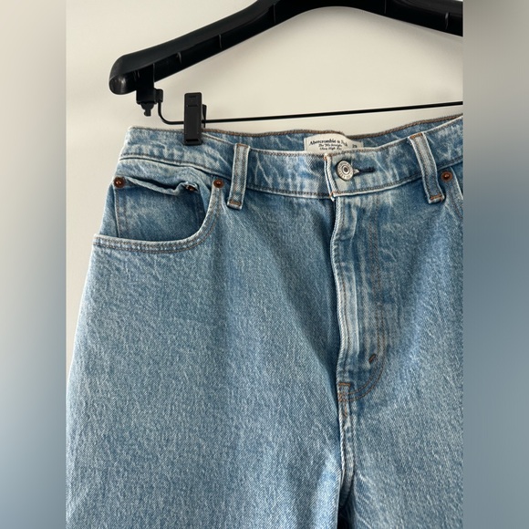 Abercrombie & Fitch Ultra High Rise 90s Straight Jean - Picture 4 of 5